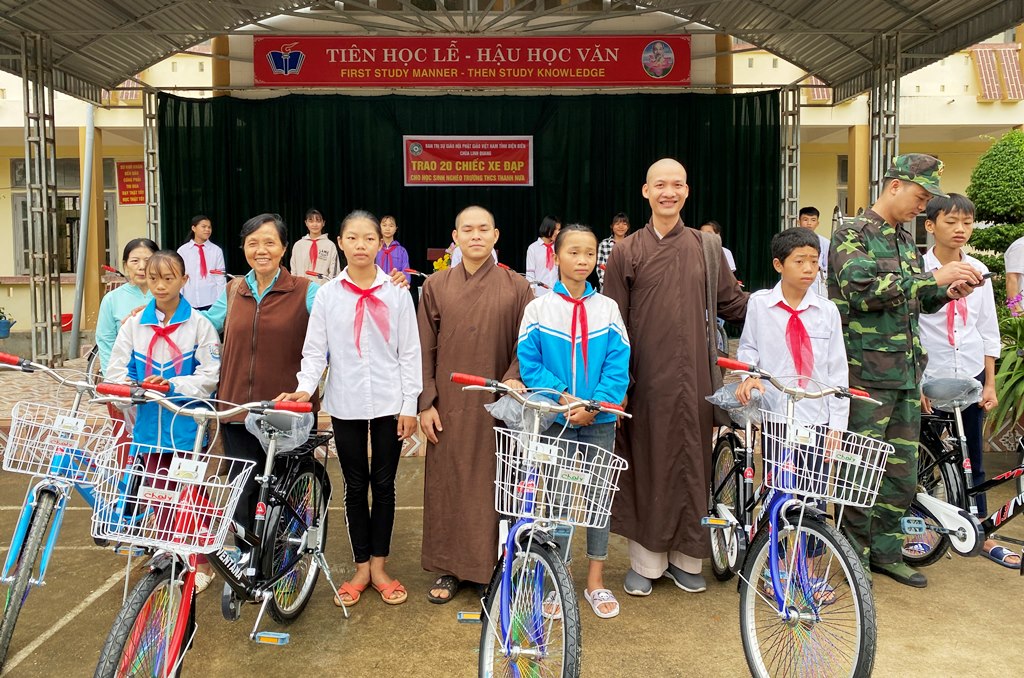 Điện Biên: Tặng quà chiến sĩ biên giới, học sinh khó khăn

