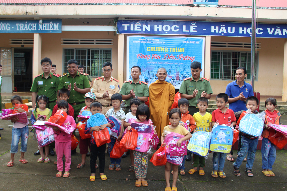 Đắk Nông: 100 suất Học bổng Thành Đạt đến với các học sinh nghèo hiếu học trường Tô Hiệu
