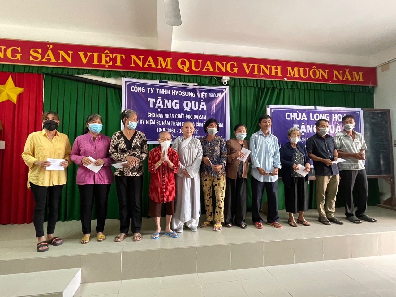 Đồng Nai: Chùa Long Hoa trao tặng quà hỗ trợ nạn nhân chất độc da cam trên đia bàn huyện Nhơn Trạch, tỉnh Đồng Nai.