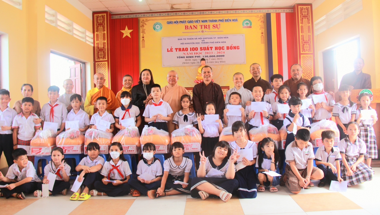 TP Biên Hòa: Ban Từ thiện Xã hội GHPGVN thành phố Biên Hòa phối hợp với Hội Khuyến học cùng cấp trao 100 suất học bổng cho học sinh nghèo hiếu học