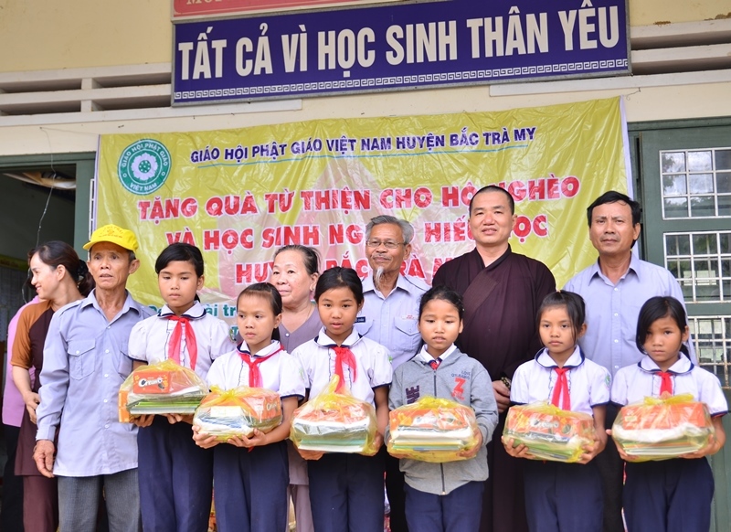 Quảng Nam: Tặng quà từ thiện cho học sinh nghèo hiếu học và đồng bào khó khăn tại huyện miền núi Bắc Trà My
