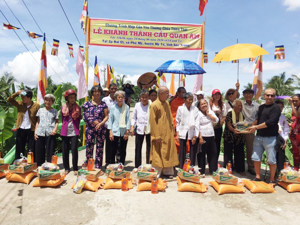 Sóc Trăng: “Nhịp cầu Yêu thương” khánh thành 2 cầu nông thôn và tặng quà cho người nghèo tại Mỹ Tú
