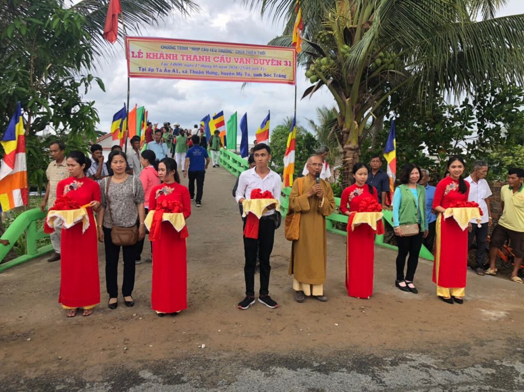 Sóc Trăng: “Nhịp cầu Yêu thương” khánh thành 2 cây cầu nông thôn và tặng quà người nghèo tại Mỹ Tú
