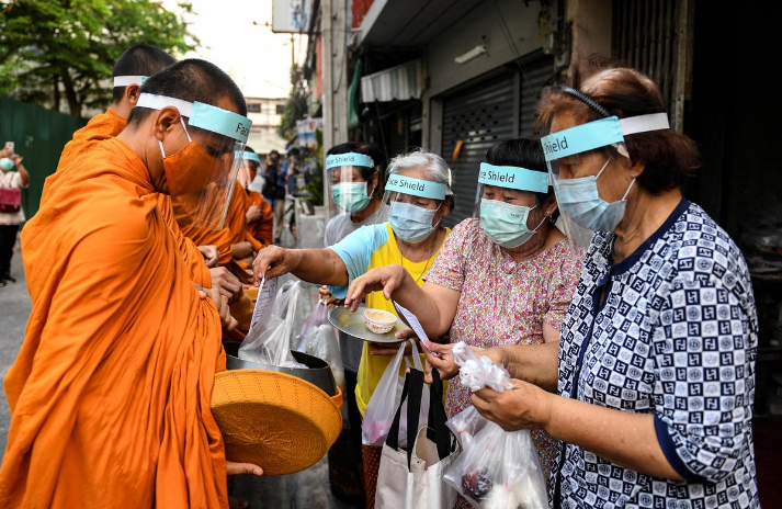 Chư Tăng Thái Lan đeo khẩu trang tự chế đi khất thực

