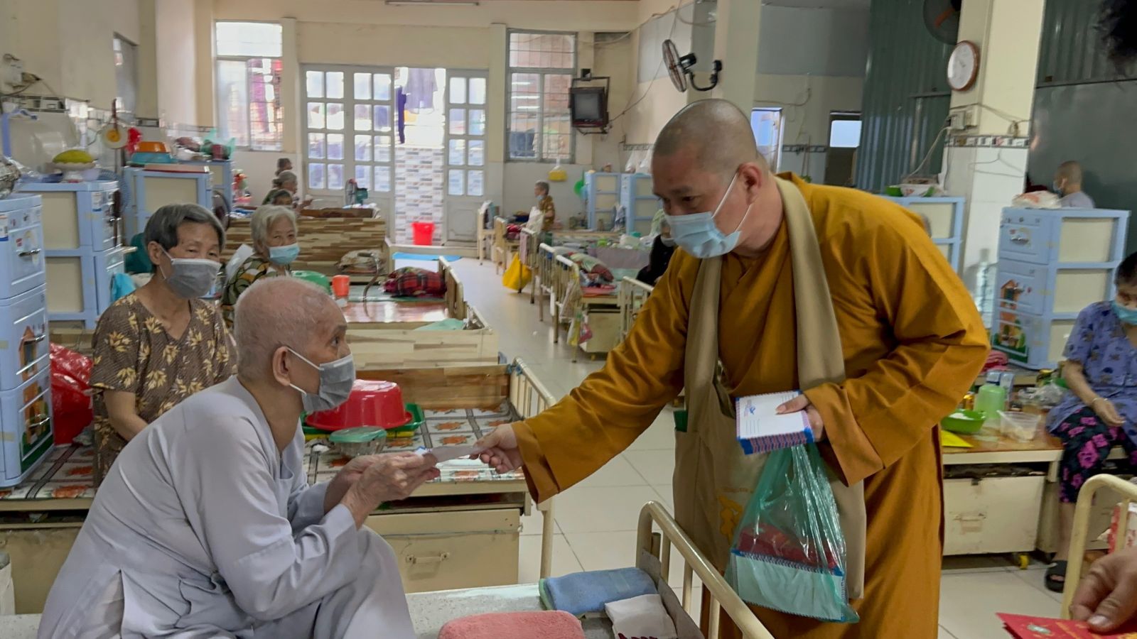 Long Thành: Thiền tự Phước Quang trao tặng 150 phần quà cho trại dưỡng lão và trẻ em Chùa Lâm Quang  và những người vô gia cư tại quán trọ Trăng Khuyết TP.Hồ Chí Minh.