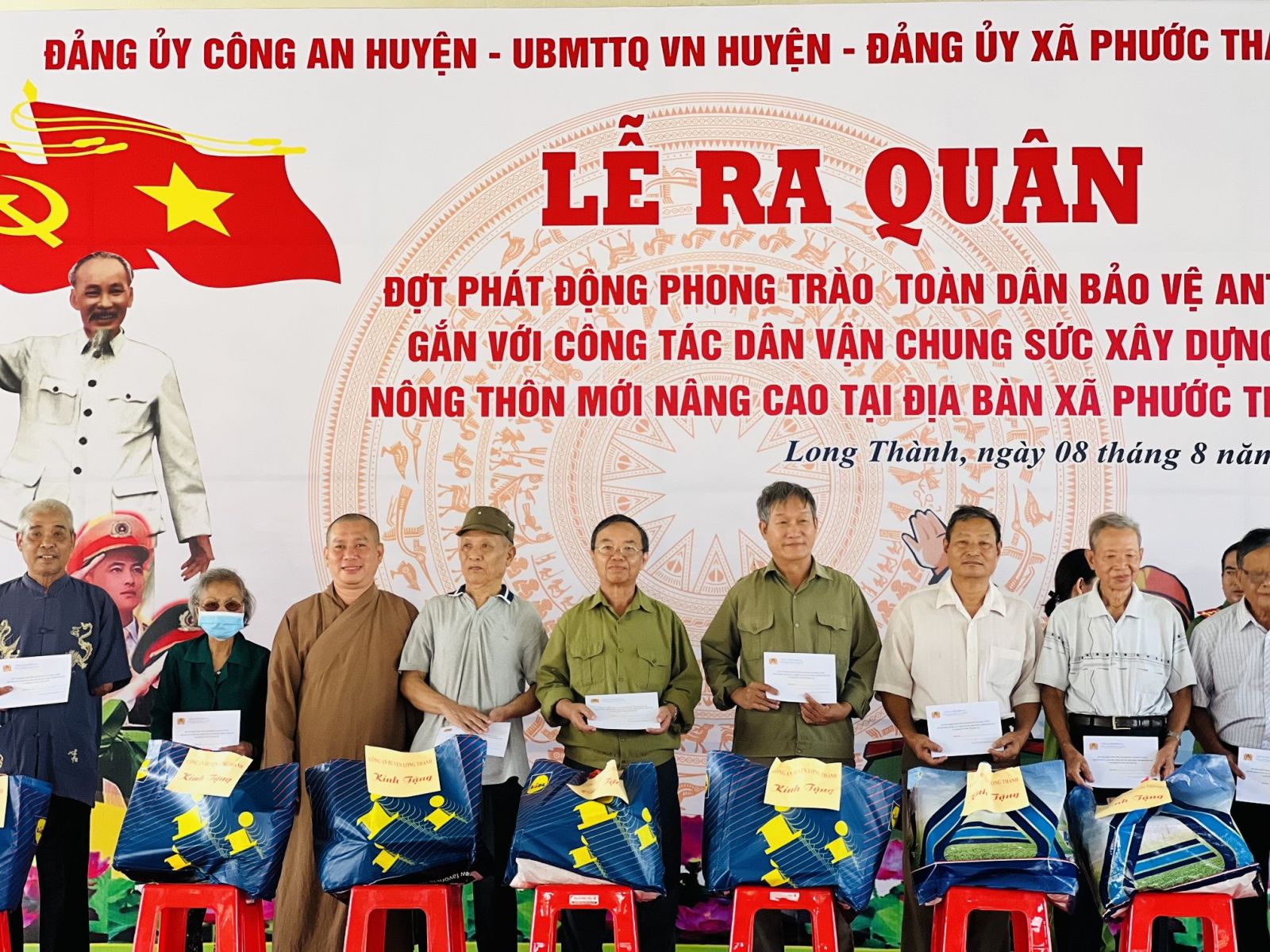 Long Thành: Thiền tự Phước Quang trao tặng quà nhân dịp lễ ra quân Phát động phong trào toàn dân bảo vệ An ninh Tổ quốc.