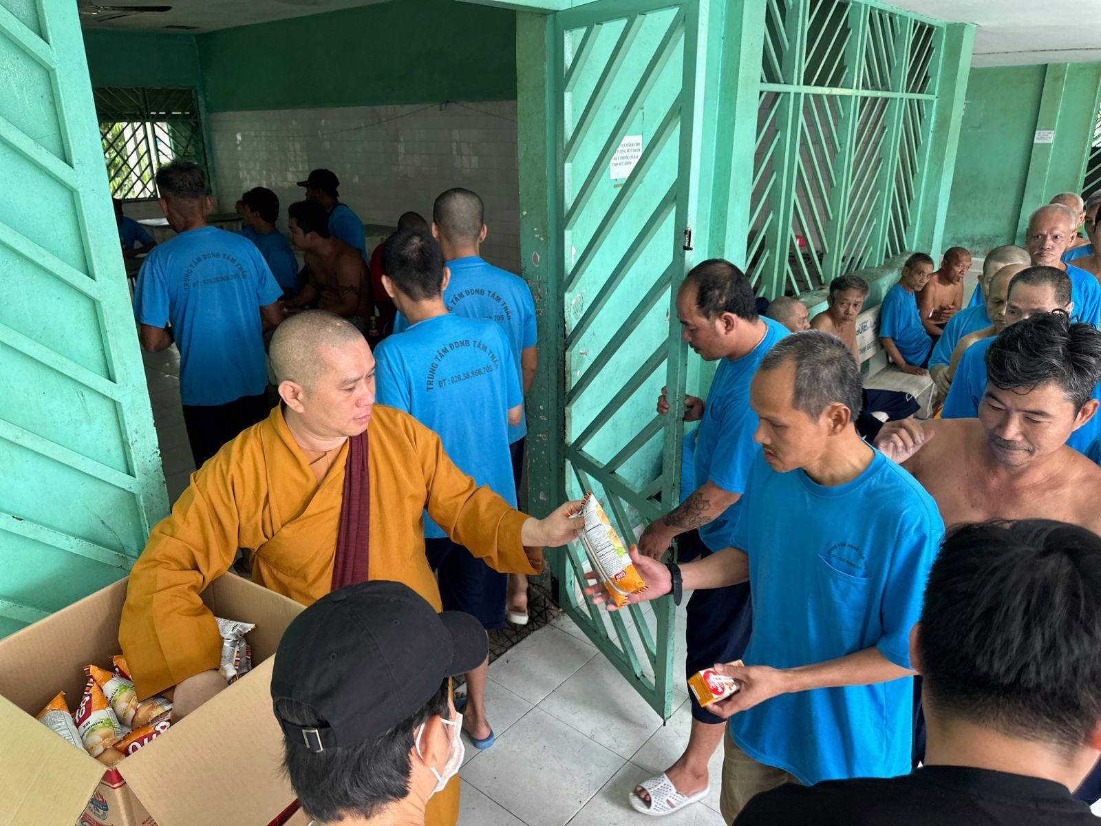 Long Thành: Đoàn từ thiện Thiền tự Phước Quang đến thăm và tặng quà cho bệnh nhân tại Bệnh viện Tâm Thần - Tp. Thủ Đức. 