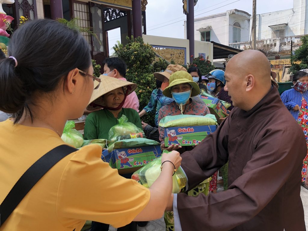 Tiền Giang: Tăng Ni các tự viện tặng quà từ thiện nhân kỷ niệm ngày Đức Phật Niết-bàn
