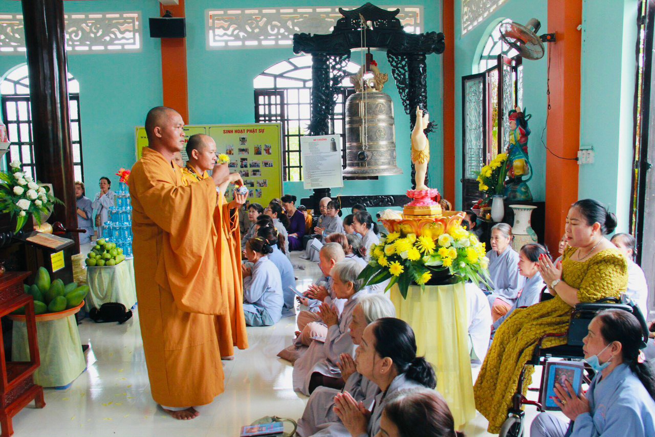 Đồng Nai: Chùa Vạn Phước – H. Xuân Lộc tổ chức lễ tắm Phật và trao quà từ thiện nhân Đại lễ Phật đản PL. 2576 – DL. 2023