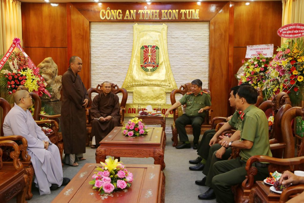 Kon Tum: Ban Trị sự GHPGVN tỉnh thăm, chúc mừng Công an tỉnh nhân dịp 75 năm ngày thành lập Công an nhân dân
