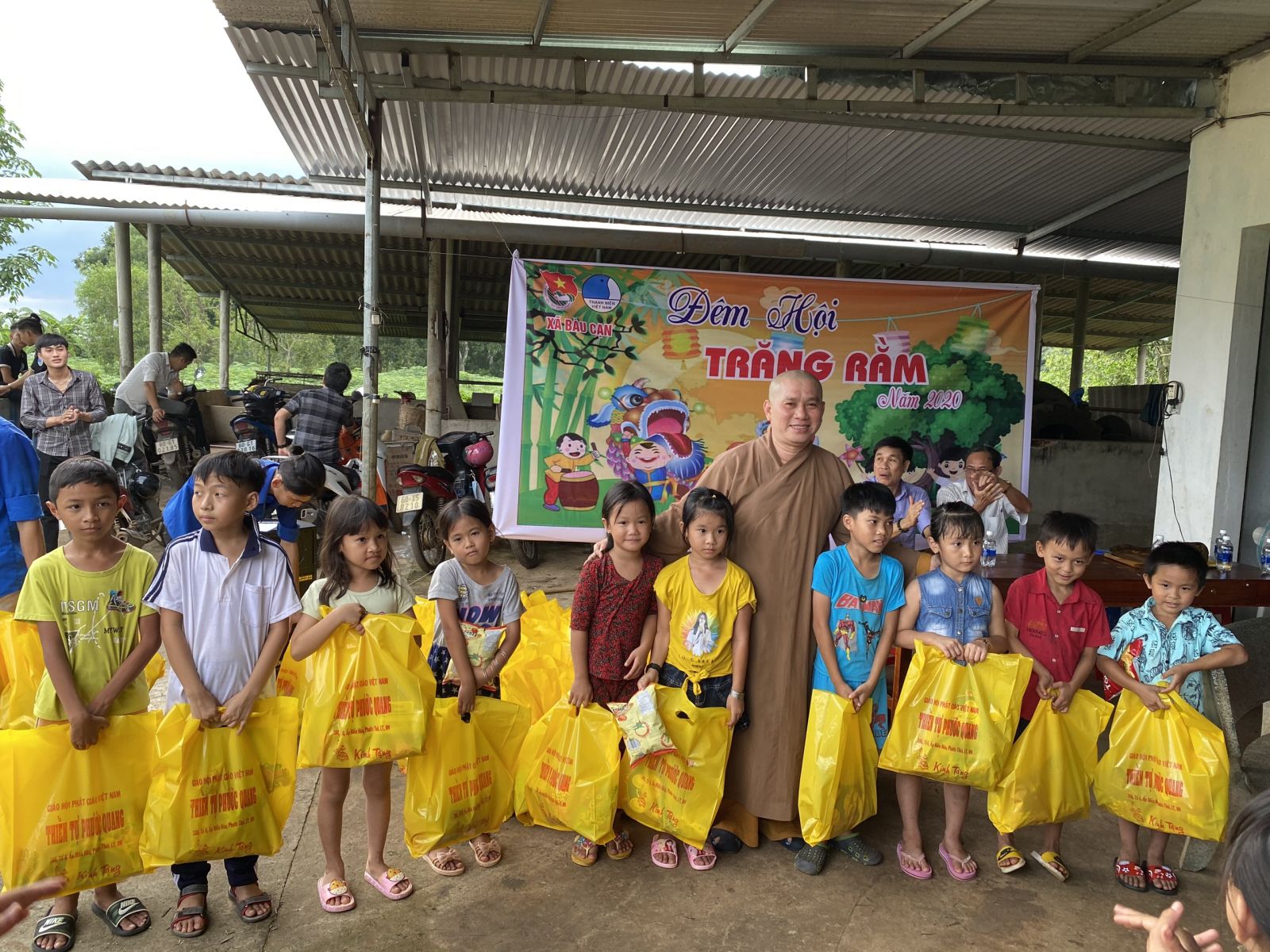 Long Thành: Tặng quà Tết Trung Thu cho trẻ em dân tộc Thái
