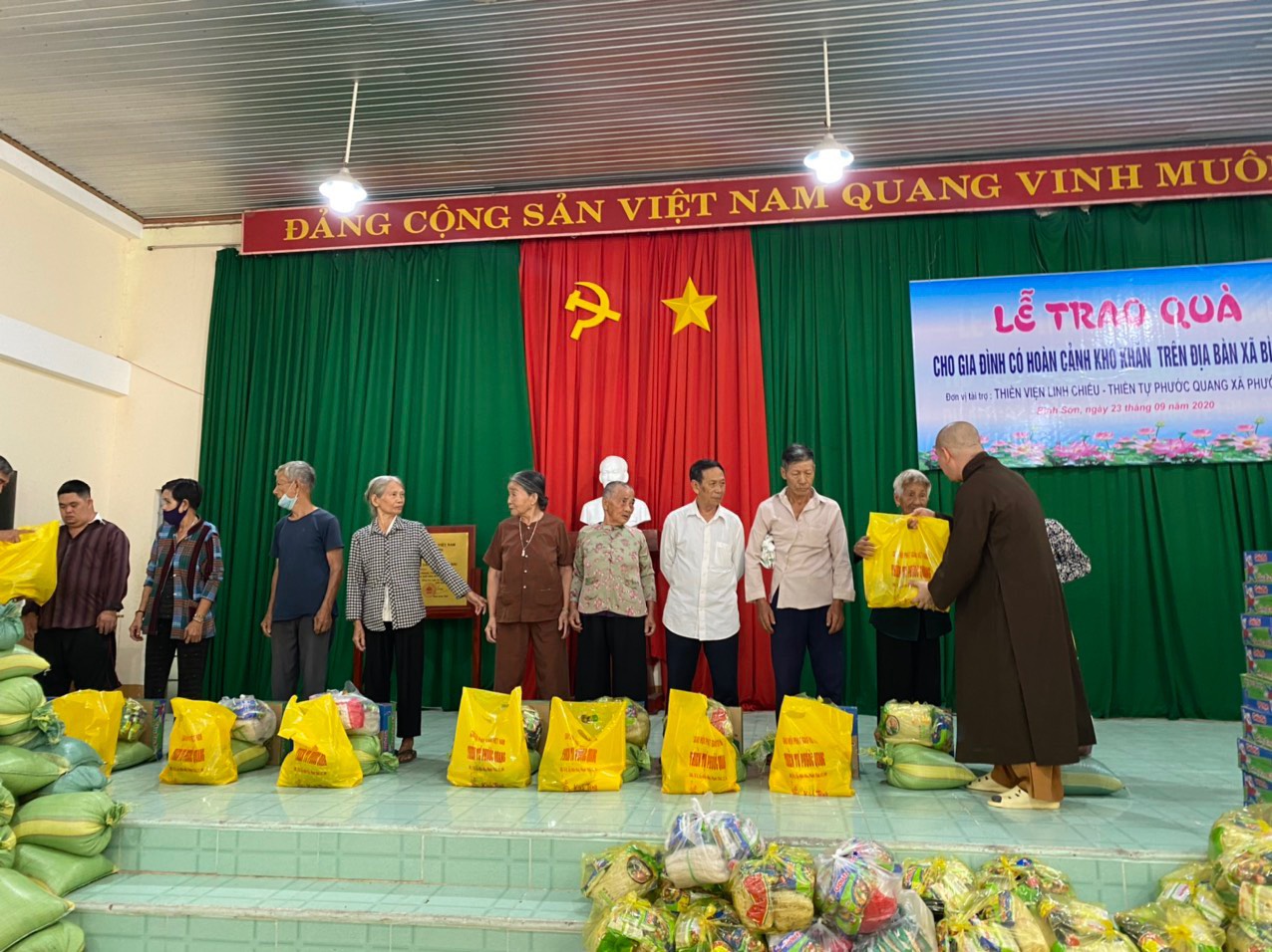 Long Thành: Tặng quà cho hộ dân khó khăn và người khuyết tật tại xã Bình Sơn
