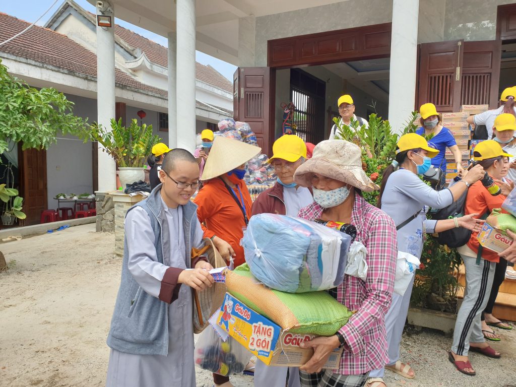 Đồng Tháp: Chùa Thiền Kim trao hơn 1300 phần quà đến đồng bào 4 tỉnh miền Trung
