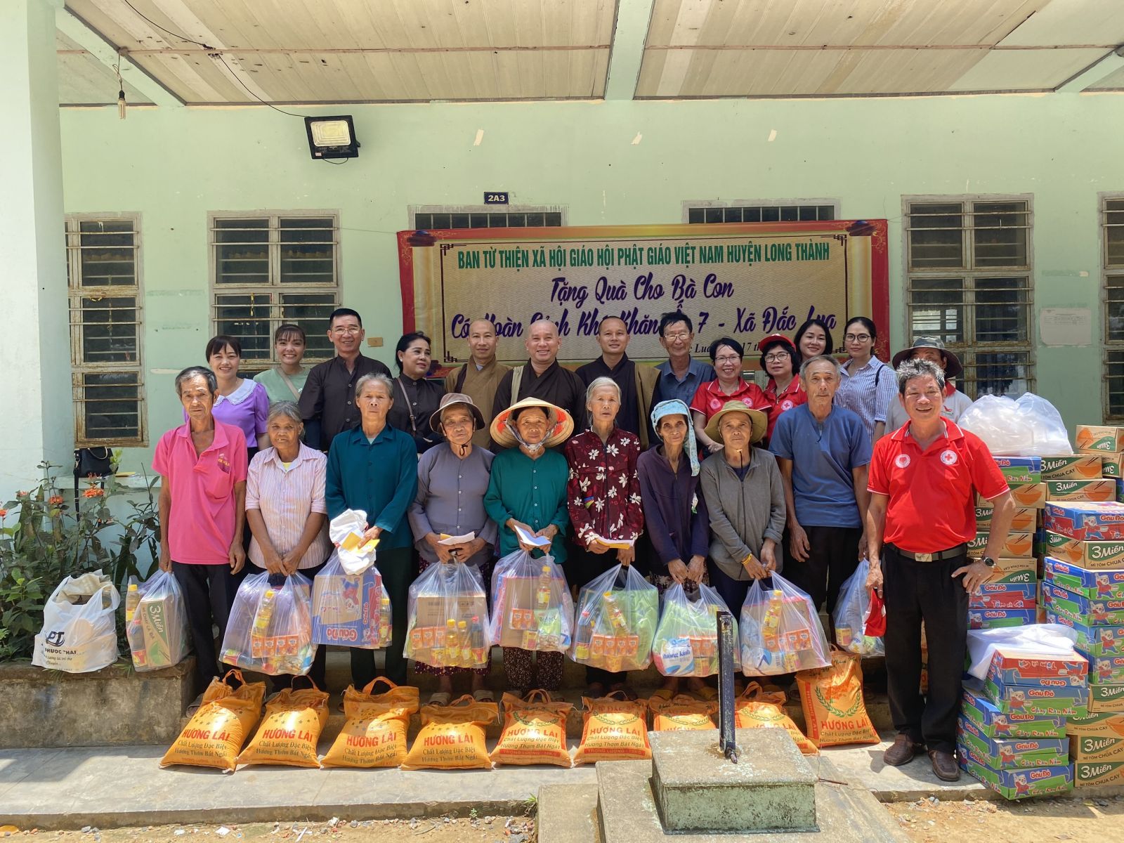 Tân Phú: Ban Từ thiện xã hội GHPGVN huyện Long Thành thăm tặng quà cho đồng bào dân tộc