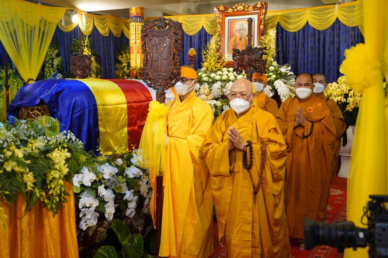 Hà Nội: HT. Thích Quảng Xả cùng đoàn BTS Phật giáo tỉnh Kon Tum viếng tang Đức Pháp chủ GHPGVN